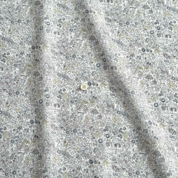 リバティプリント タナローン（Garden ガーデン）ベージュ＆ブルー LIBERTYリバティプリント 国産タナローン生地(エターナル