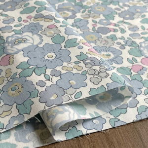 LIBERTY FABRICS リバティプリント 国産タナローン生地＜Betsy＞(ベッツィ)【ブルーグレー】3332019-J22AA《メルシー創業70周年記念  Merci's Platinum Jubilee 2022》 | Symbols Collection | リバティ ・ファブリックス正規販売店｜生地の通販メルシー