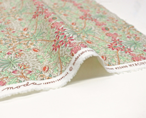 moda fabrics(モダ・ファブリックス)William Morris ウィリアムモリス シーチング生地＜HYACINTH 1900-1912＞（ ヒヤシンス）SAGE ROSE セージローズ 33496-63 | William Morris(moda fabric) |  リバティ・ファブリックス正規販売店｜生地の通販メルシー