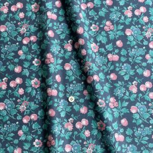 LIBERTY FABRICS リバティプリント 国産エアリーコット生地＜Babette＞(バベット)【ネイビー地/ピンク実】3521263-J22D  | エアリーコット | リバティ・ファブリックス正規販売店｜生地の通販メルシー