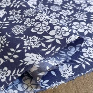 LIBERTY FABRICS リバティプリント 国産プレミアムポンジー生地＜Edenham  Shadow＞(エディナムシャドゥ)【ネイビー】3633246-J23B | リバティ・ファブリックストレジャーハンティング | リバティ ・ファブリックス正規販売店｜生地の通販メルシー