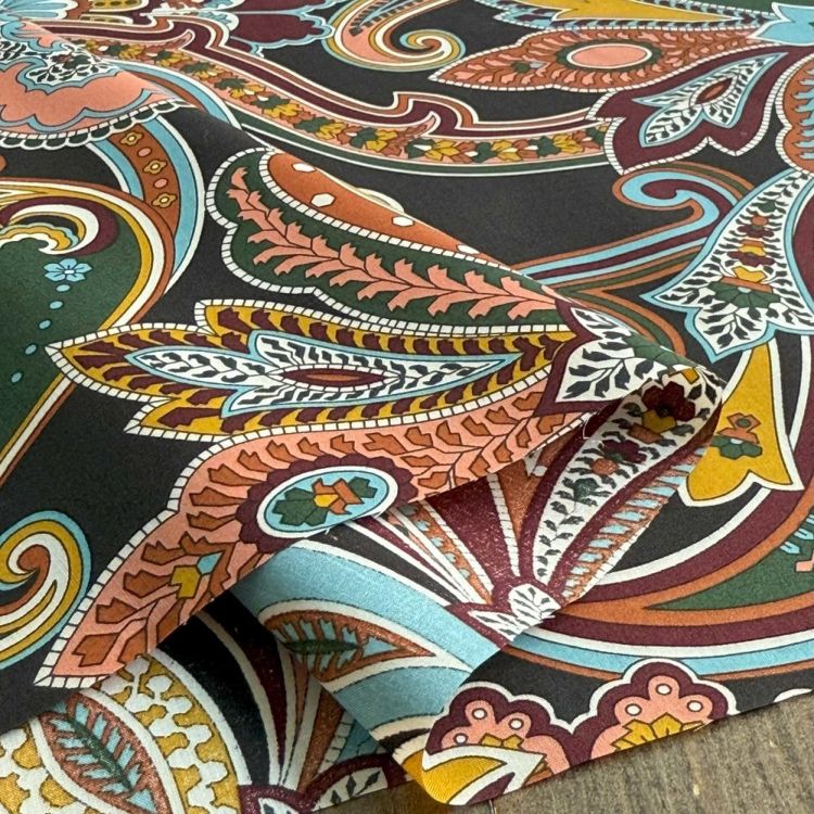 【イタリア生地】新品、タグ付きファブリス　定価5万円 LIBERTY FABRICS リバティプリント イタリア製タナローン生地