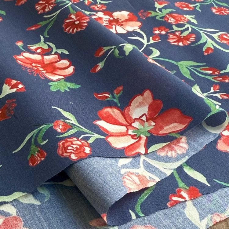 リバティーの布地を使った テーブルセンターです￼ LIBERTY FABRICS リバティプリント イタリア製タナローン生地