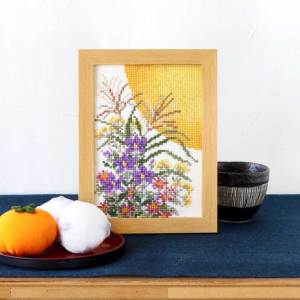 刺しゅうキット(専用額付き) 9月お月見の花飾り 12ヶ月の小さな花風景