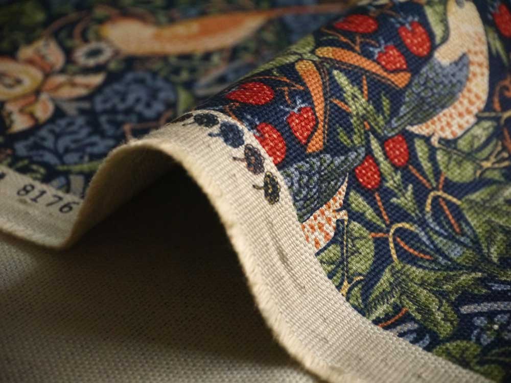 moda fabrics(モダ・ファブリックス)William Morris ウィリアムモリス オックス生地＜Strawberry  Thief＞(ストロベリースィーフ)いちご泥棒＜MULTIC BLUE(マルチックブルー)＞8176-44T