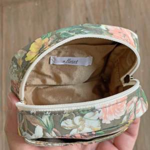 モンステラリーフプリントポーチ LIBERTY FABRICS リバティプリントを使ったミニポーチ