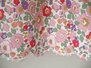 LIBERTY FABRICS リバティプリントを使ったカフェカーテン＜Betsy