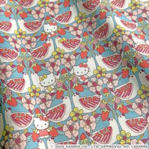 ハローキティ×リバティファブリックス LIBERTY FABRICS 国産タナローン生地＜Strawberry  Day＞(ストロベリー・デイ)【サックス地×ピンク】DC34427-J24F | ハローキティコラボ柄(50TH ANNIVERSARY) | リバティ ・ファブリックス正規販売店｜生地の通販メルシー