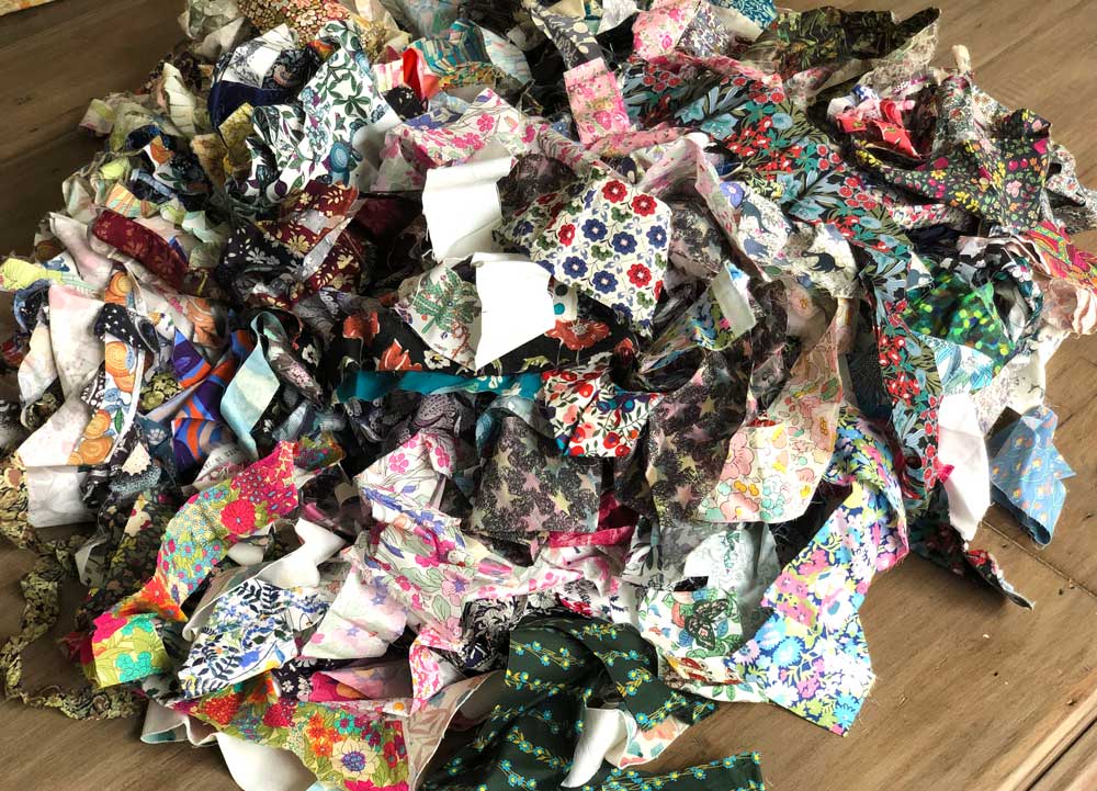 送料無料】LIBERTY FABRICS リバティプリント生地のはぎれセット1kg入り | リバティ・ファブリックス カットクロス | リバティ ・ファブリックス正規販売店｜生地の通販メルシー