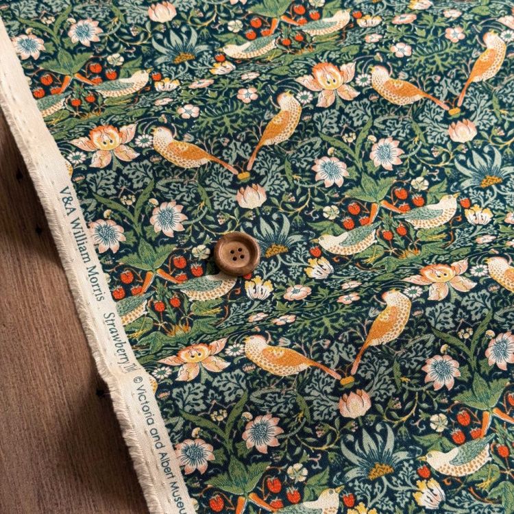 V&A William Morris ウィリアムモリス シーチング生地＜Strawberry