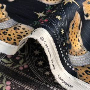 Catherine Rowe Designs キャサリンロウ・国産80サテン生地  綿100％＜Leopards＞(レオパード)ヒョウ【濃紺】WJ10285-BK | Catherine Rowe Designs | リバティ ・ファブリックス正規販売店｜生地の通販メルシー