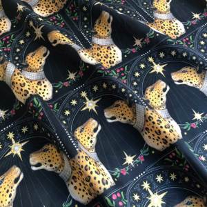 Catherine Rowe Designs キャサリンロウ・国産80サテン生地  綿100％＜Leopards＞(レオパード)ヒョウ【濃紺】WJ10285-BK | Catherine Rowe Designs | リバティ ・ファブリックス正規販売店｜生地の通販メルシー